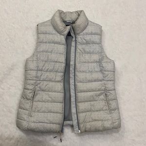 Gray and white puffer vest 🤍🖤